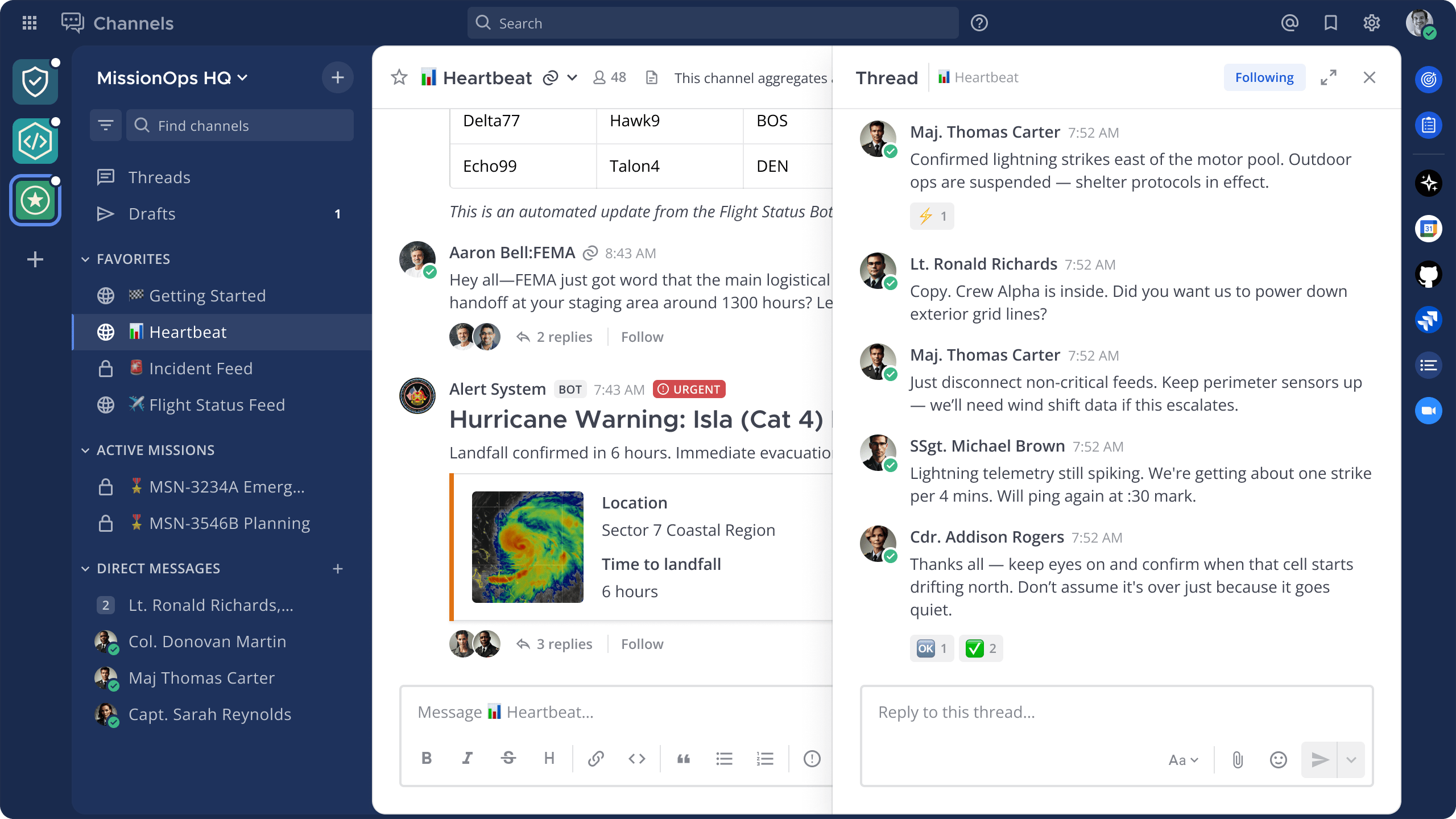Mattermost 메시징 협업을 보여주는 이미지로, 웹, 데스크톱, 모바일에서 안전한 실시간 커뮤니케이션을 위한 공개 및 비공개 채널, 다이렉트 메시지, 스레드 대화 생성 기능을 강조하고 있습니다.